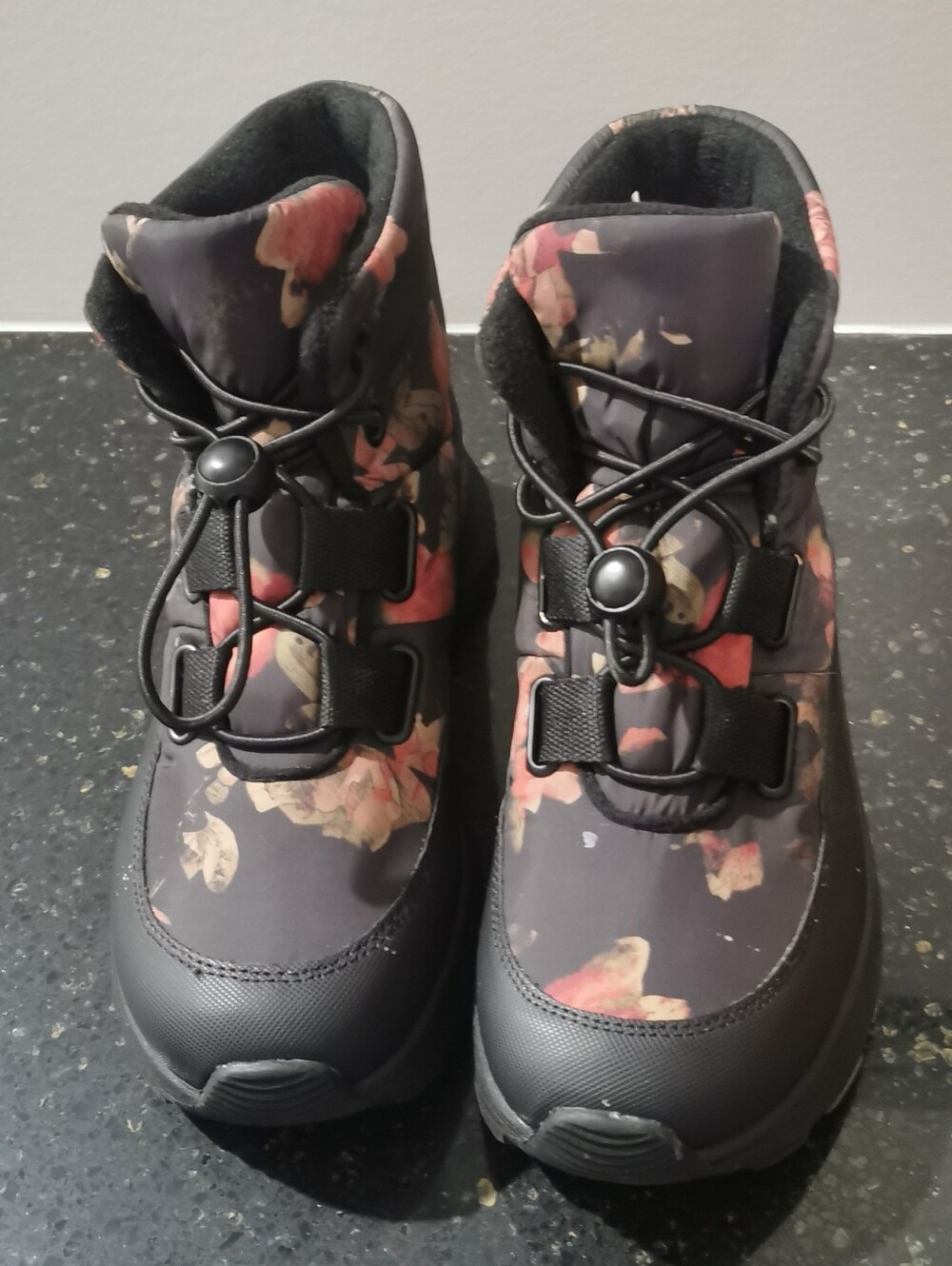 Roxy Black Floral-Accent Winter Boot